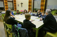 Symbolische Mantelteilung mit den Kommunionkindern (Foto: Karl-Franz Thiede)